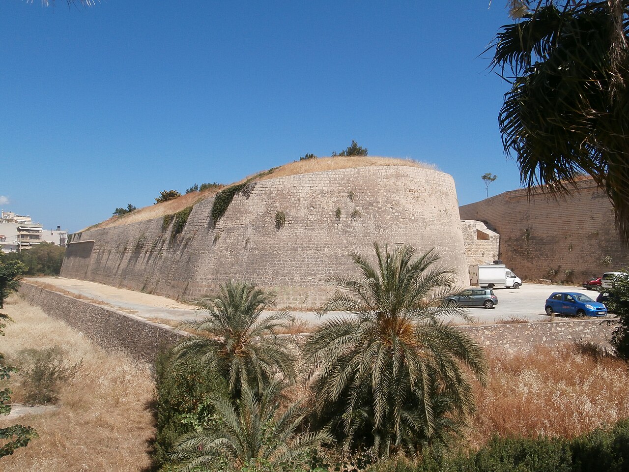 https://upload.wikimedia.org/wikipedia/commons/thumb/6/6c/5313048walls_of_Herakleion.JPG/1280px-5313048walls_of_Herakleion.JPG